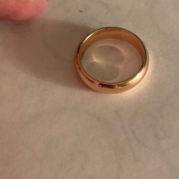 Plain but pretty gold band - Picture 4 of 5